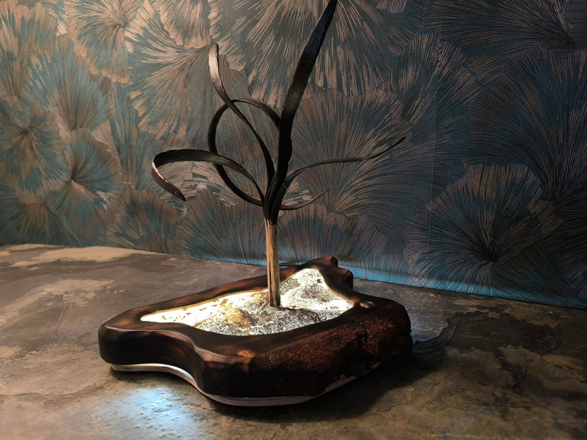 Handgefertigtes Leuchtobjekt aus Holz, Stein und Licht