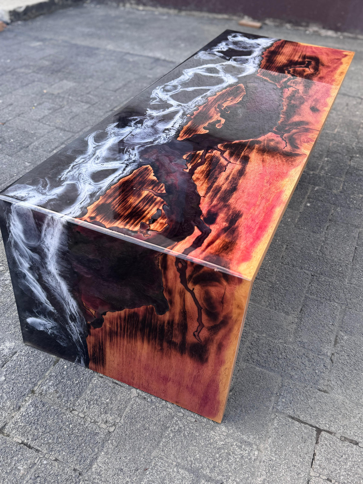 Vulcano Noir – Designer Couchtisch aus Epoxidharz