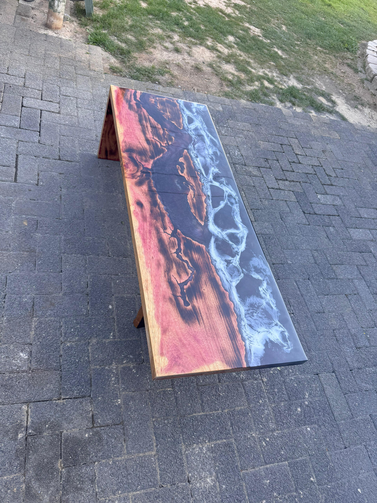 Vulcano Noir – Designer Couchtisch aus Epoxidharz
