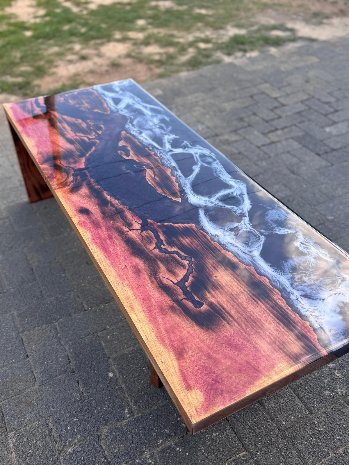 Vulcano Noir – Designer Couchtisch aus Epoxidharz
